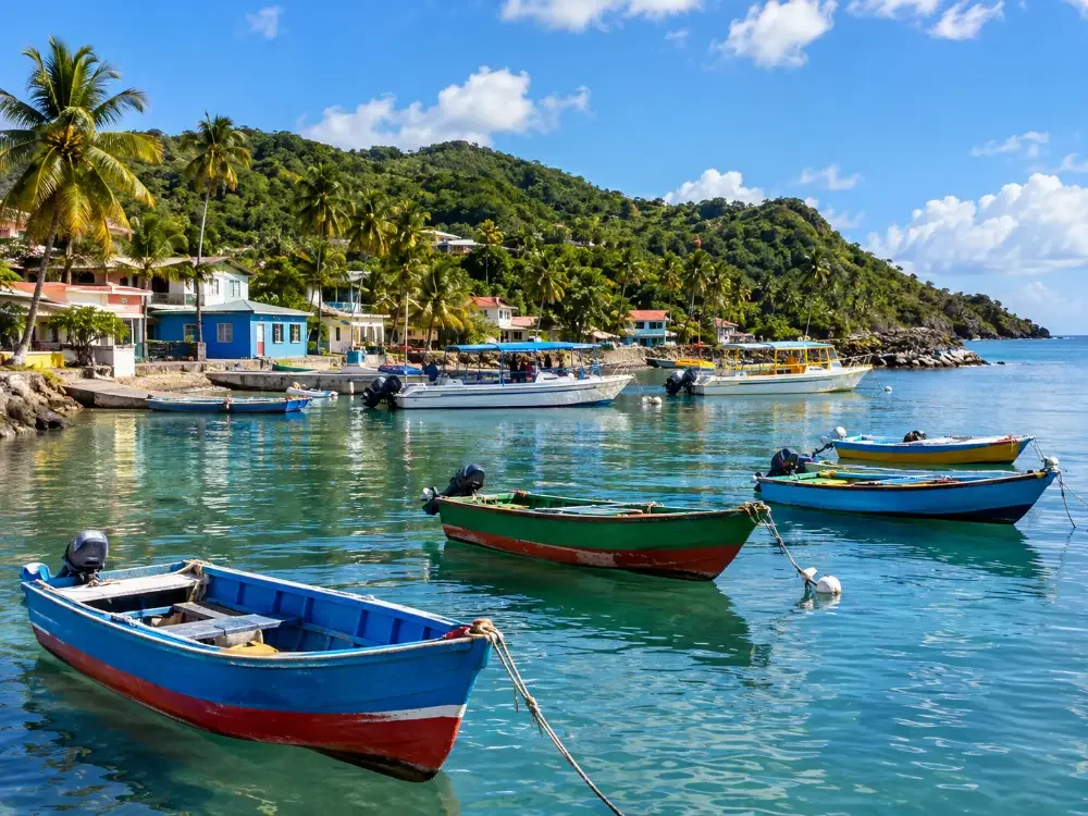 Kleine Fischerboote und Wassertaxis in einer ruhigen Bucht in Las Croabas