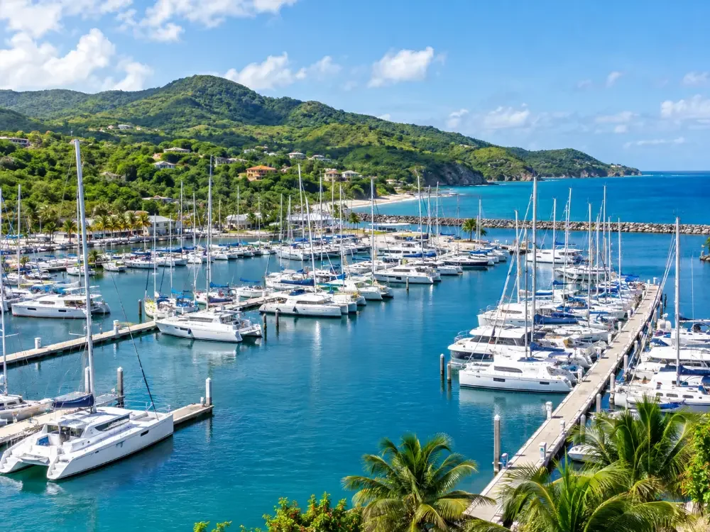 Lange Stege voller Segelboote und Katamarane in einem großen Marina in Fajardo